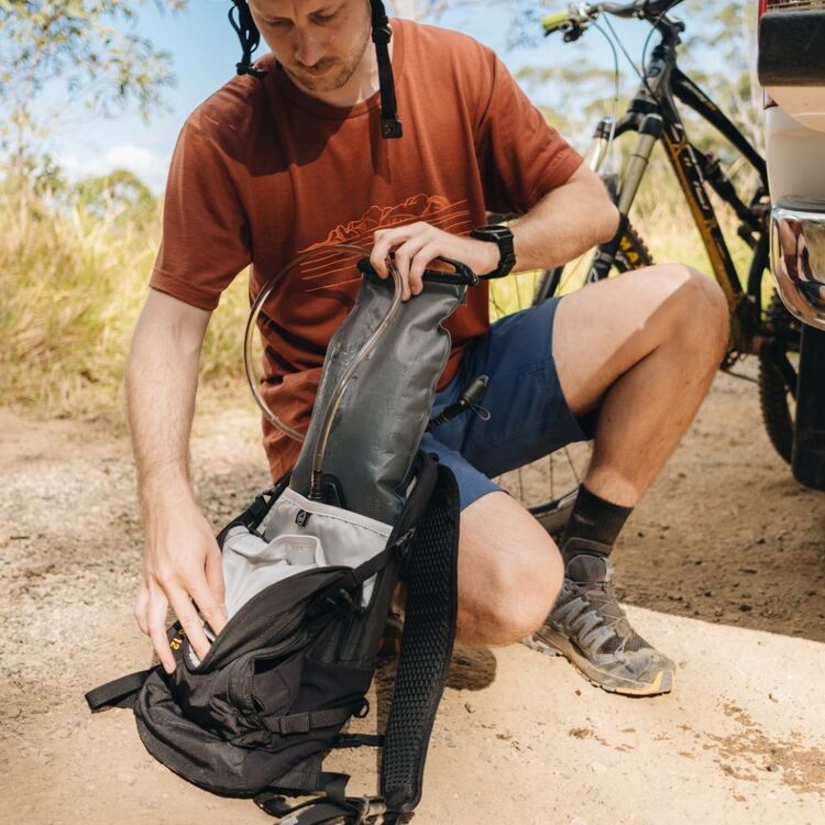 Pursuit Plus 12 Hydro Pack Black 12 L Pursuit Plus 12 Hydro Pack Black 12 L
